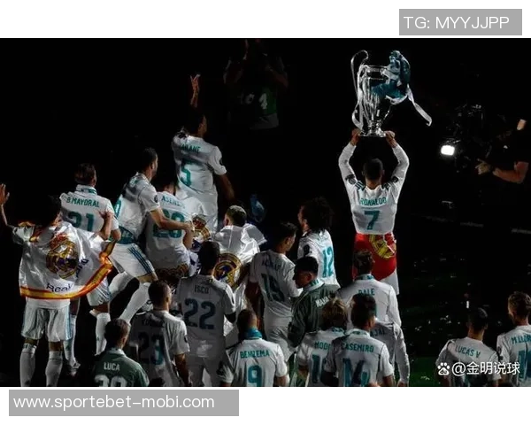 皇马关注19岁荷兰中场斯米特转会费预计超6000万欧元 皇马关注19岁荷兰中场斯米特转会费预计超6000万欧元