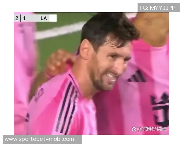 梅西合影时小球员被挤开德保罗出手推开不满插队者