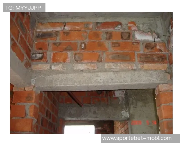 马兰头球攻门险些破门球擦门梁而过令人惋惜 马兰头球攻门险些破门球擦门梁而过令人惋惜